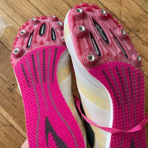 Size 9 Brooks track spikes - Picture 2 of 3
